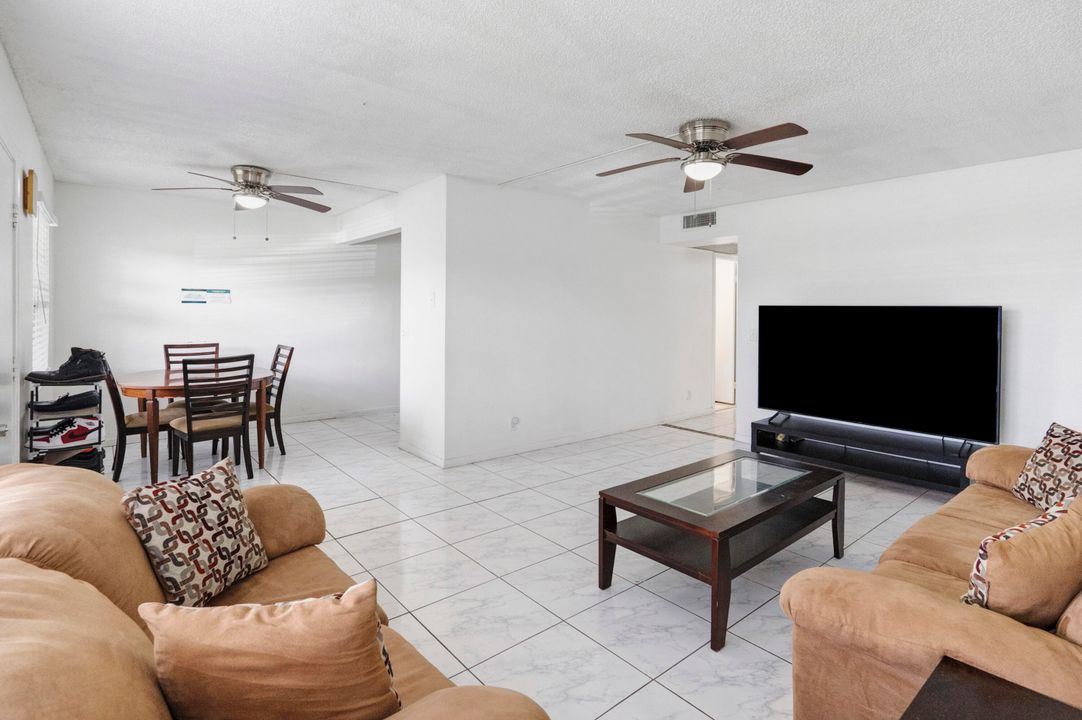 For Sale: $189,000 (2 beds, 1 baths, 953 Square Feet)