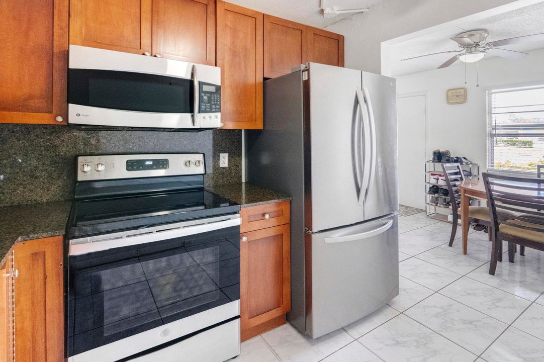 For Sale: $189,000 (2 beds, 1 baths, 953 Square Feet)