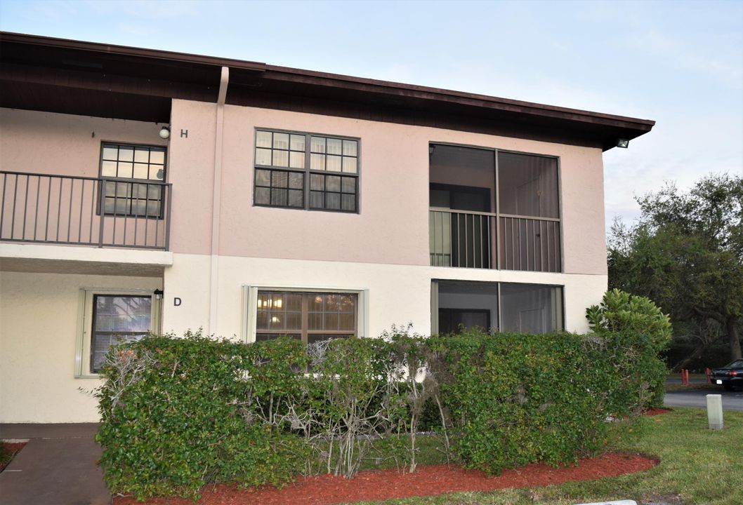 Active With Contract: $1,900 (2 beds, 2 baths, 1046 Square Feet)