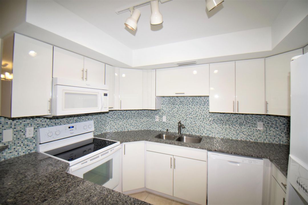 Active With Contract: $1,900 (2 beds, 2 baths, 1046 Square Feet)