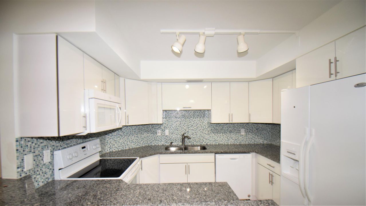 Active With Contract: $1,900 (2 beds, 2 baths, 1046 Square Feet)