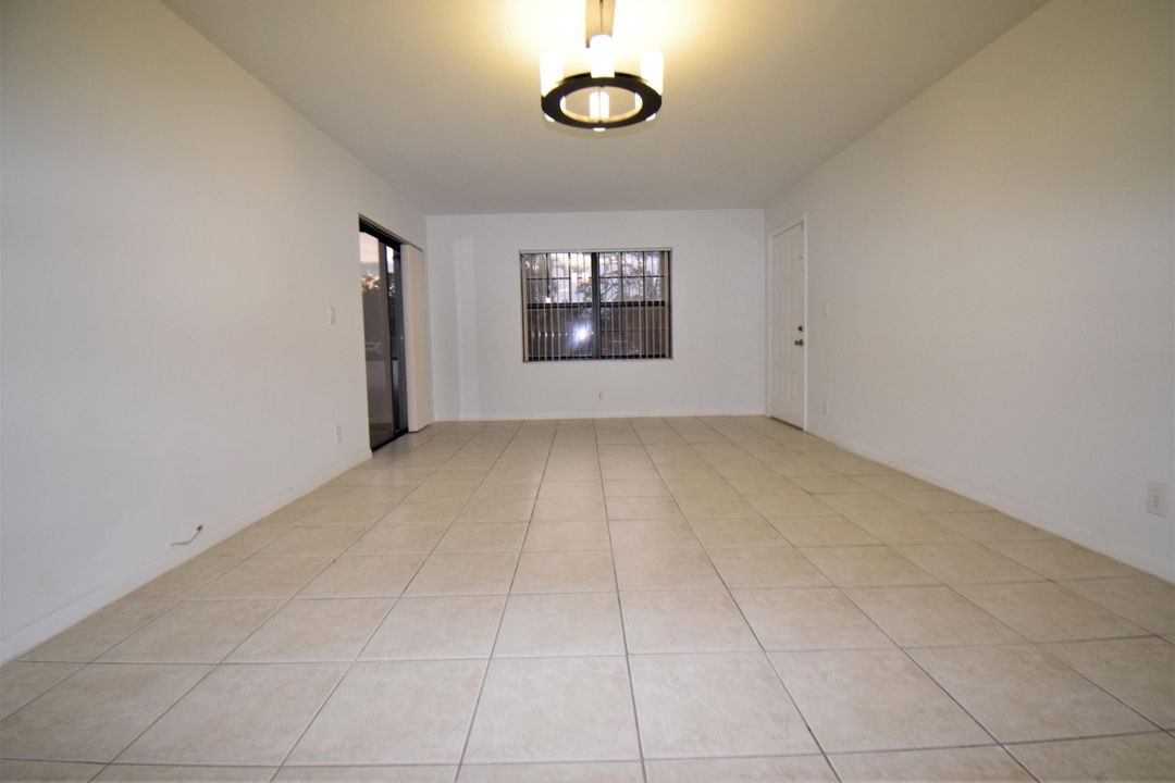 Active With Contract: $1,900 (2 beds, 2 baths, 1046 Square Feet)