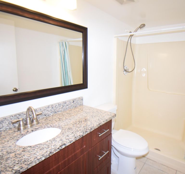 Active With Contract: $1,900 (2 beds, 2 baths, 1046 Square Feet)