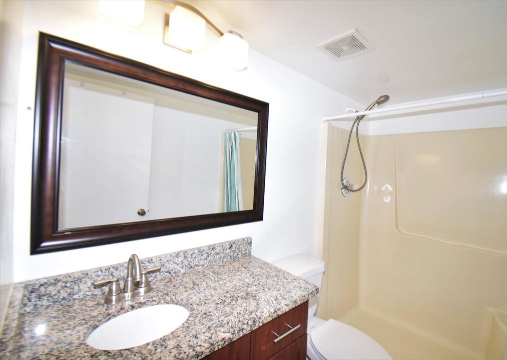 Active With Contract: $1,900 (2 beds, 2 baths, 1046 Square Feet)