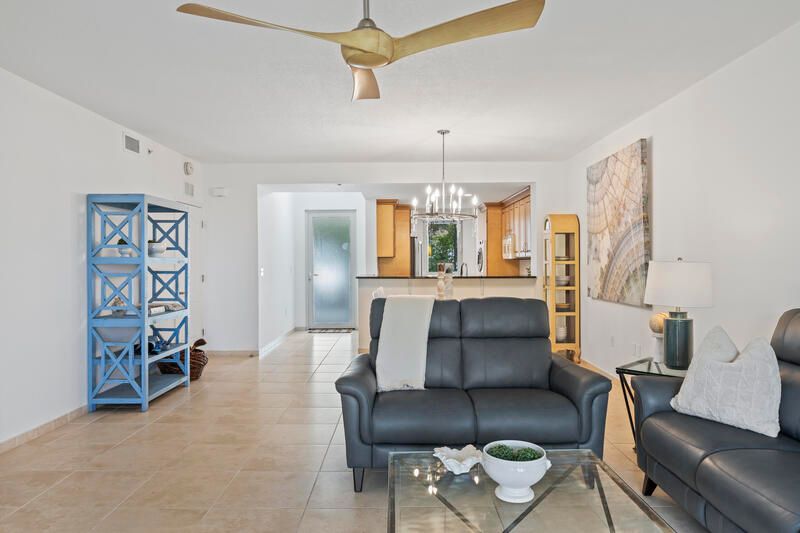 For Sale: $499,000 (2 beds, 2 baths, 1292 Square Feet)