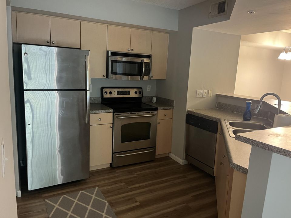 Active With Contract: $2,200 (3 beds, 2 baths, 1252 Square Feet)