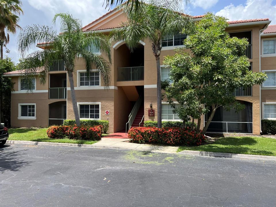 Active With Contract: $2,200 (3 beds, 2 baths, 1252 Square Feet)