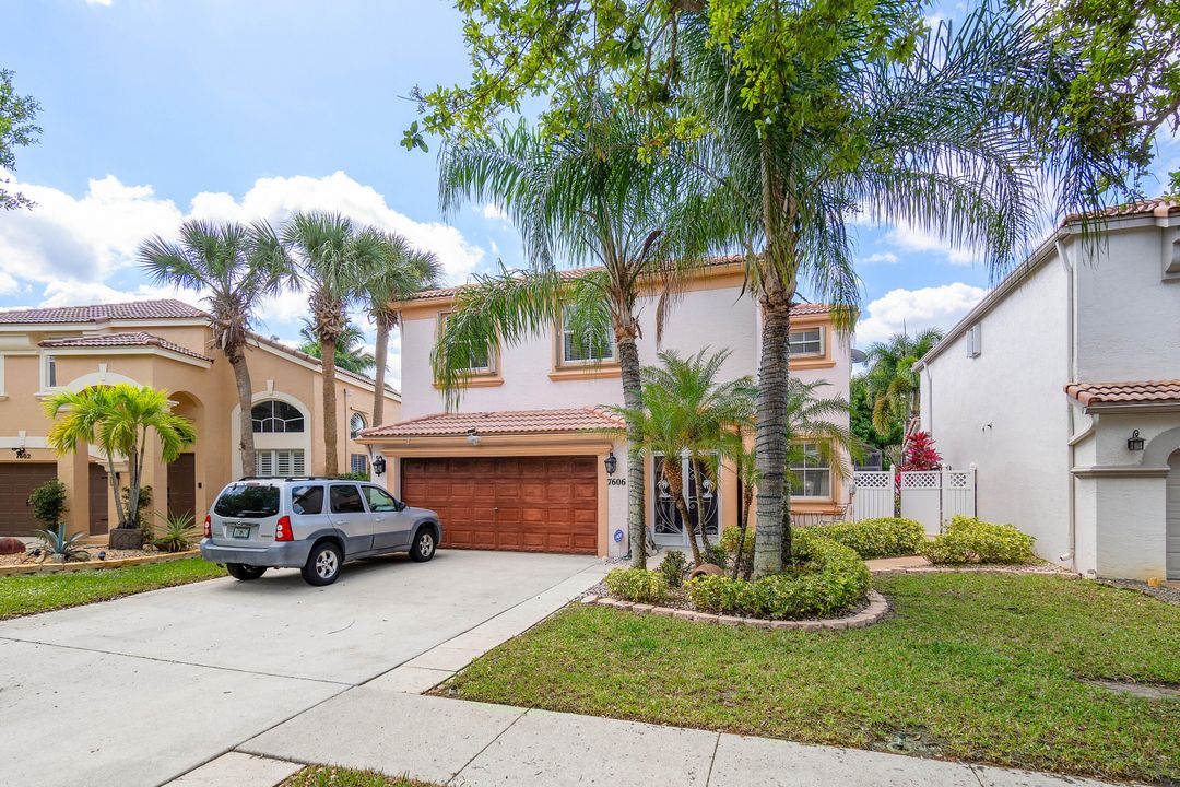 For Sale: $755,000 (5 beds, 2 baths, 2900 Square Feet)