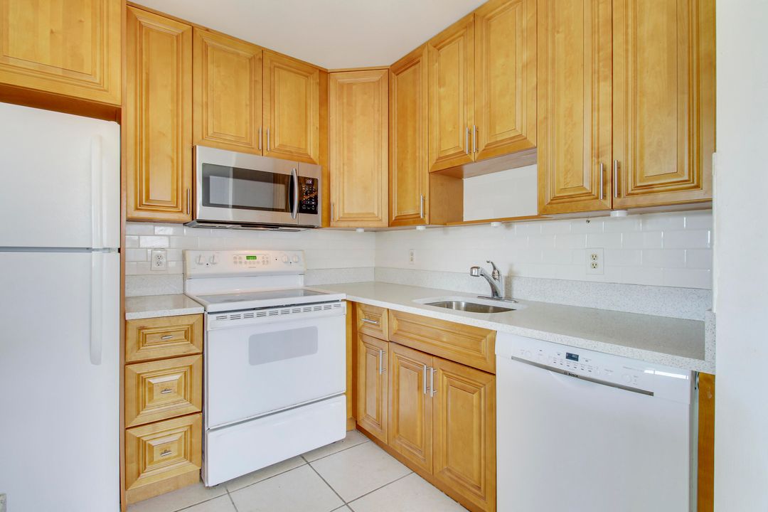 For Rent: $1,600 (1 beds, 1 baths, 726 Square Feet)