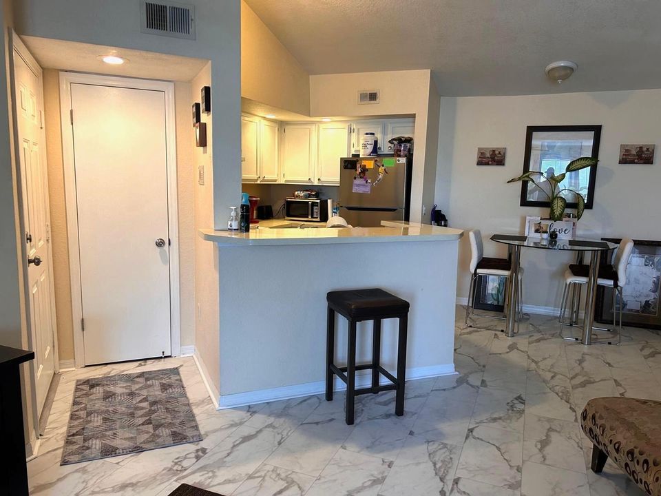 For Sale: $210,000 (2 beds, 1 baths, 931 Square Feet)