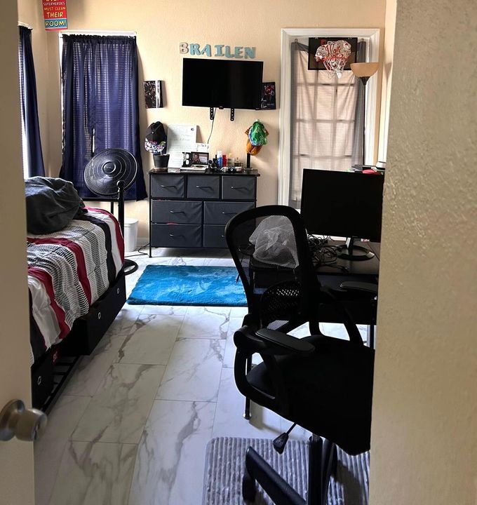 For Sale: $210,000 (2 beds, 1 baths, 931 Square Feet)