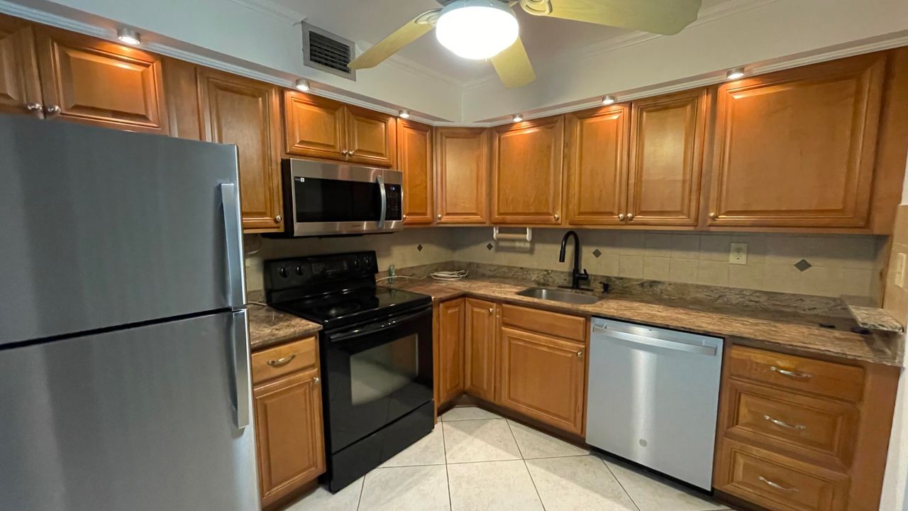 For Sale: $160,000 (2 beds, 2 baths, 1044 Square Feet)
