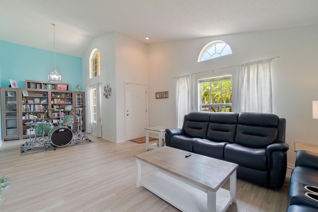 For Sale: $535,000 (3 beds, 2 baths, 1705 Square Feet)
