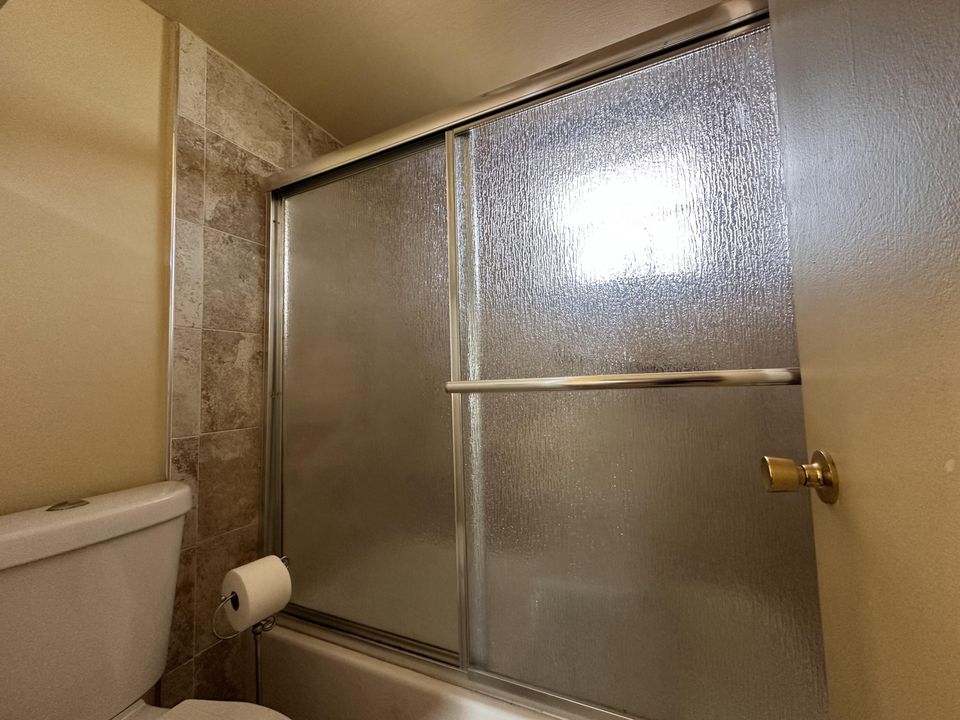 For Sale: $95,000 (1 beds, 1 baths, 721 Square Feet)