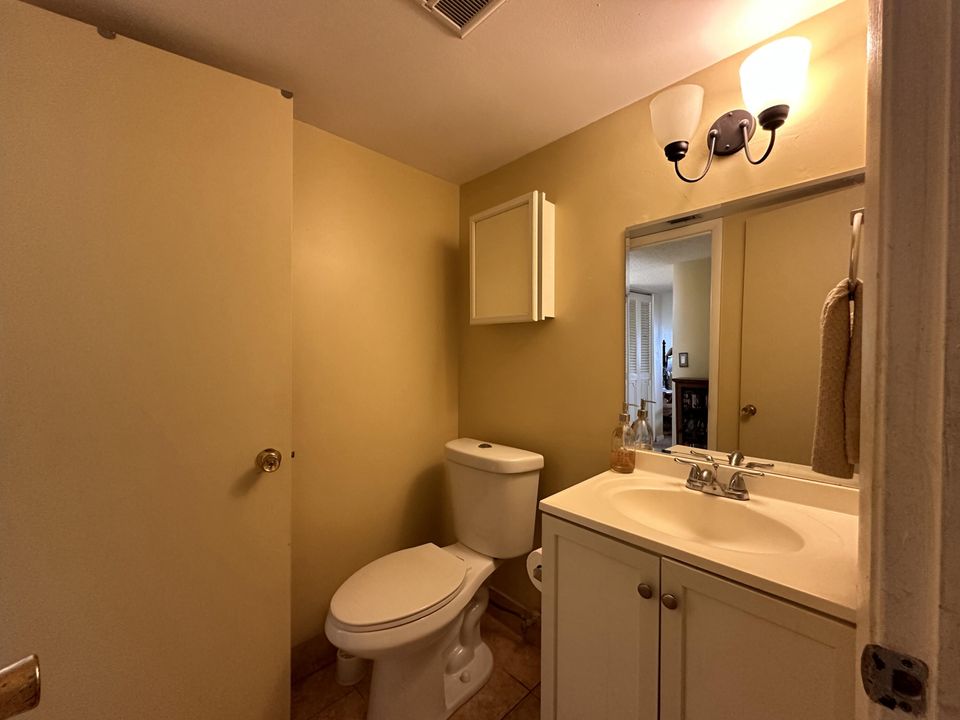 For Sale: $95,000 (1 beds, 1 baths, 721 Square Feet)