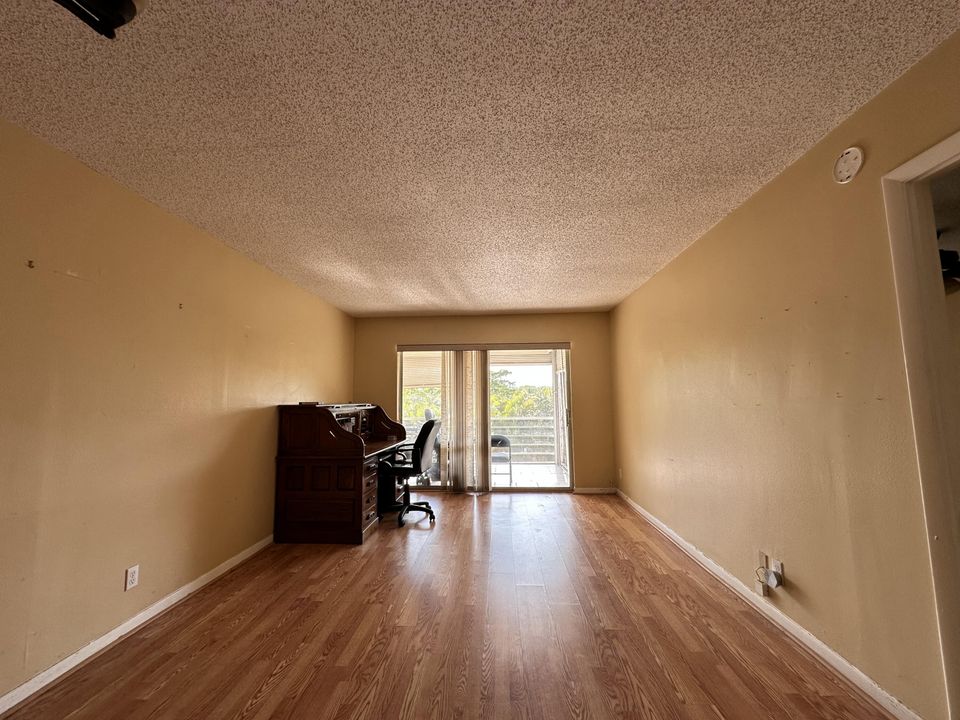 For Sale: $95,000 (1 beds, 1 baths, 721 Square Feet)