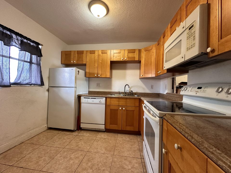For Sale: $95,000 (1 beds, 1 baths, 721 Square Feet)