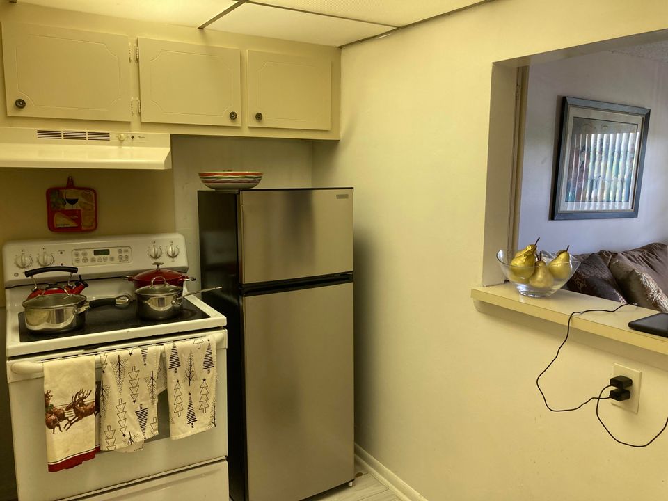 For Sale: $130,000 (1 beds, 1 baths, 720 Square Feet)