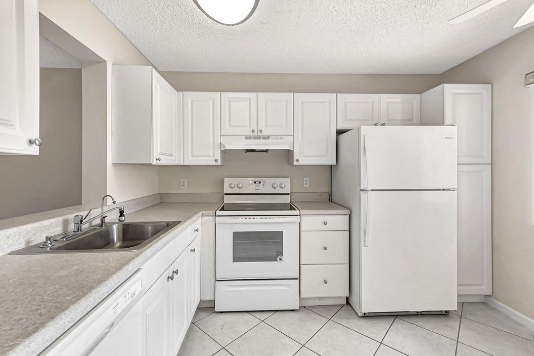 For Sale: $179,900 (2 beds, 2 baths, 990 Square Feet)