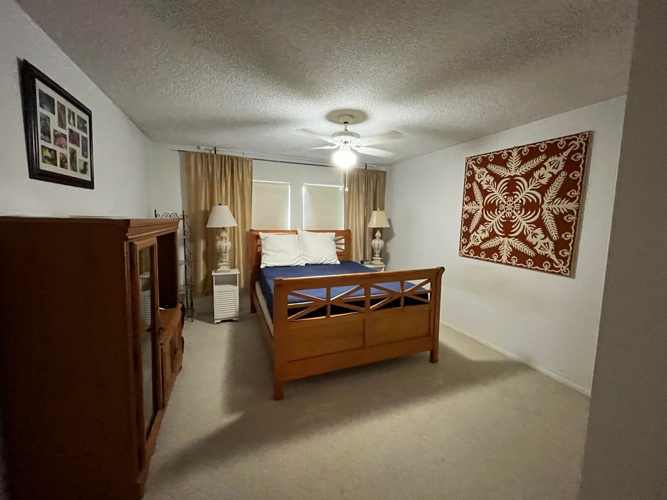 Active With Contract: $1,200 (1 beds, 1 baths, 902 Square Feet)