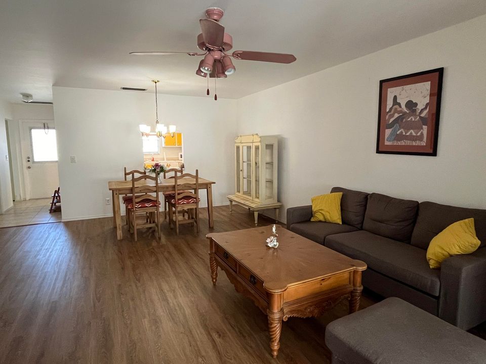 Active With Contract: $1,200 (1 beds, 1 baths, 902 Square Feet)