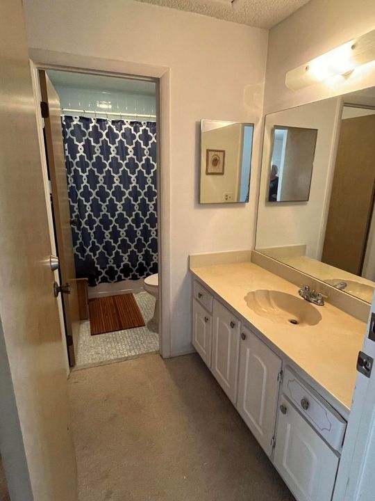 Active With Contract: $1,200 (1 beds, 1 baths, 902 Square Feet)