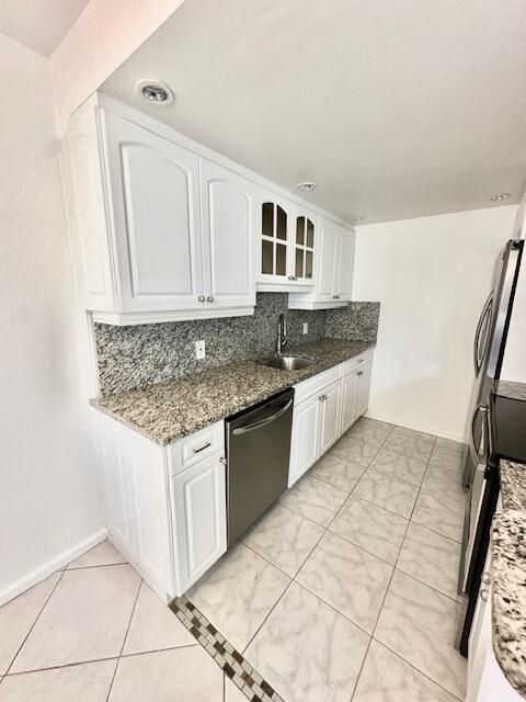 For Rent: $1,700 (2 beds, 1 baths, 880 Square Feet)