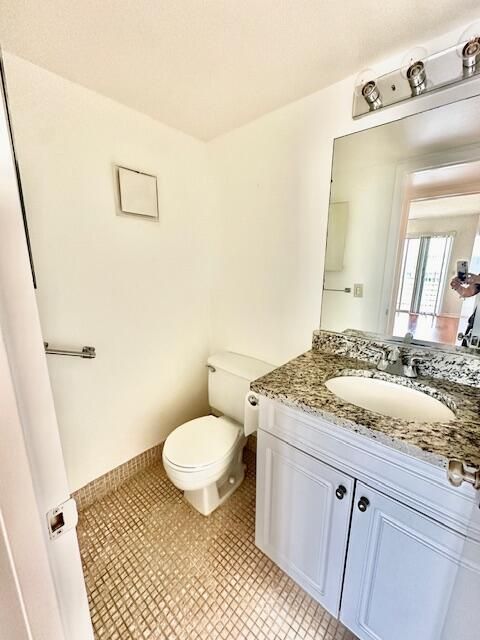 For Rent: $1,700 (2 beds, 1 baths, 880 Square Feet)