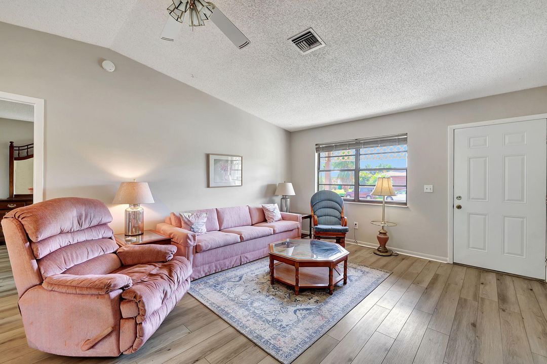 Active With Contract: $274,900 (2 beds, 2 baths, 900 Square Feet)