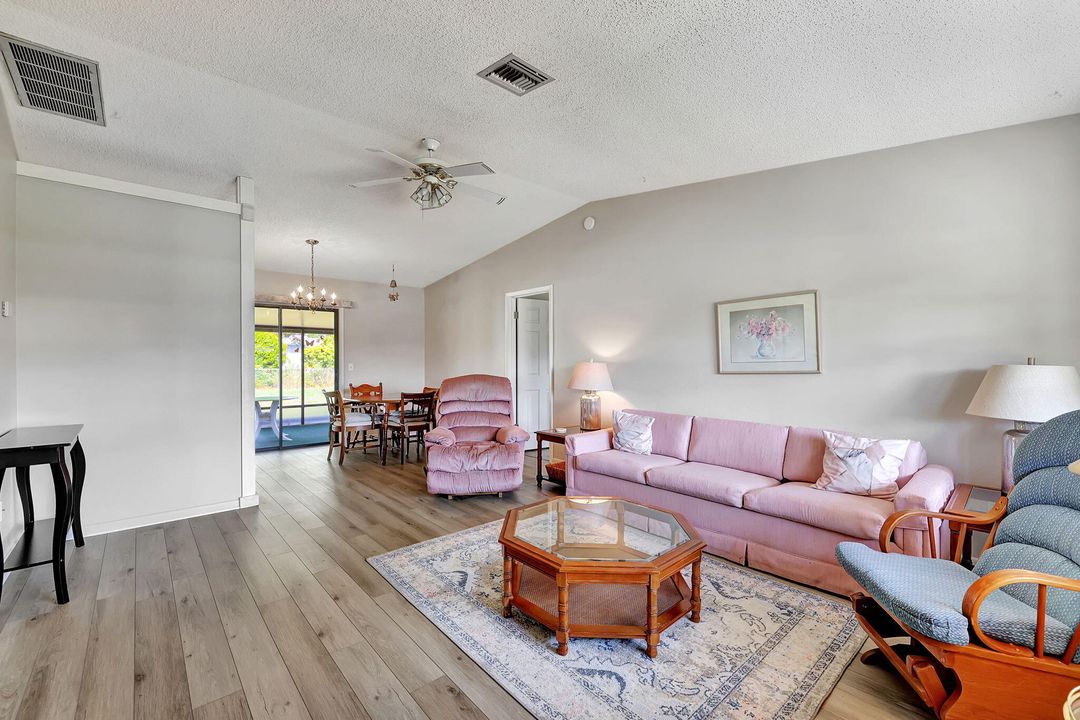 Active With Contract: $274,900 (2 beds, 2 baths, 900 Square Feet)