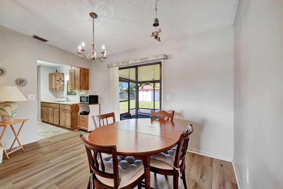 Active With Contract: $274,900 (2 beds, 2 baths, 900 Square Feet)