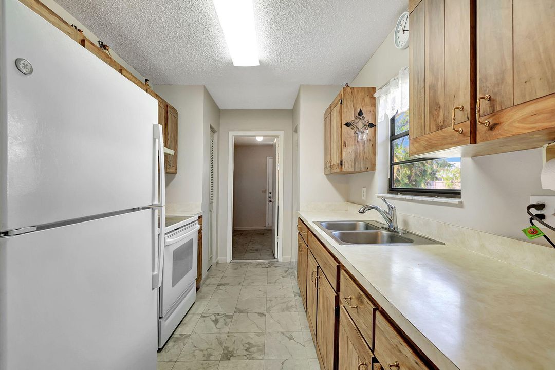 Active With Contract: $274,900 (2 beds, 2 baths, 900 Square Feet)