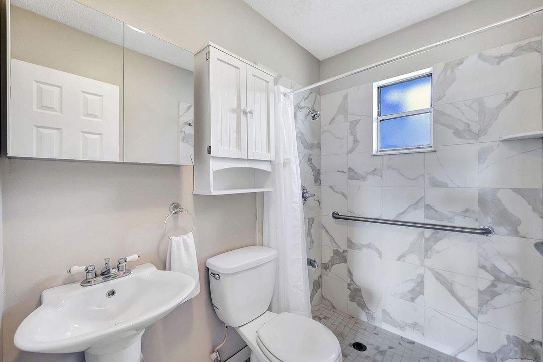 Active With Contract: $274,900 (2 beds, 2 baths, 900 Square Feet)