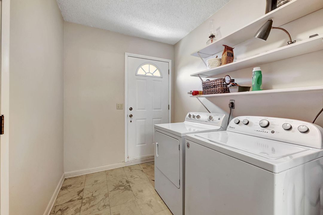 Active With Contract: $274,900 (2 beds, 2 baths, 900 Square Feet)