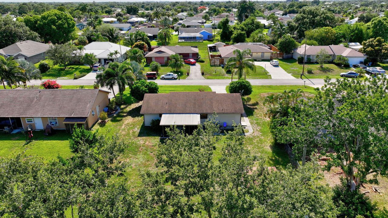 Active With Contract: $274,900 (2 beds, 2 baths, 900 Square Feet)