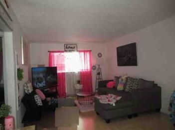 For Sale: $219,000 (2 beds, 1 baths, 800 Square Feet)