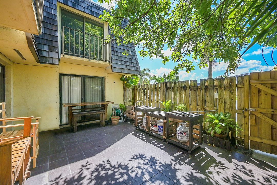 For Sale: $295,000 (2 beds, 2 baths, 1260 Square Feet)