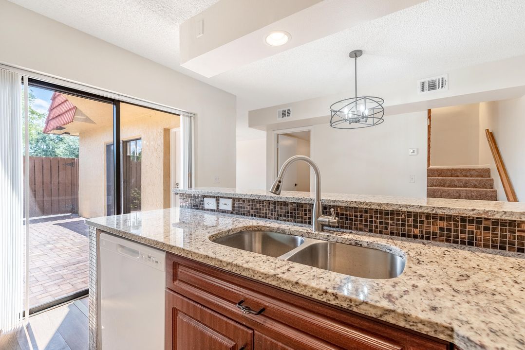 Active With Contract: $2,450 (2 beds, 2 baths, 1302 Square Feet)