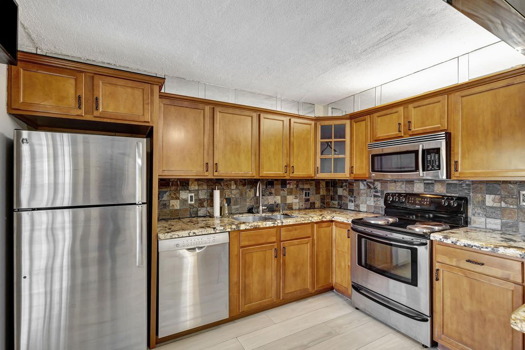 Active With Contract: $279,900 (2 beds, 2 baths, 1232 Square Feet)