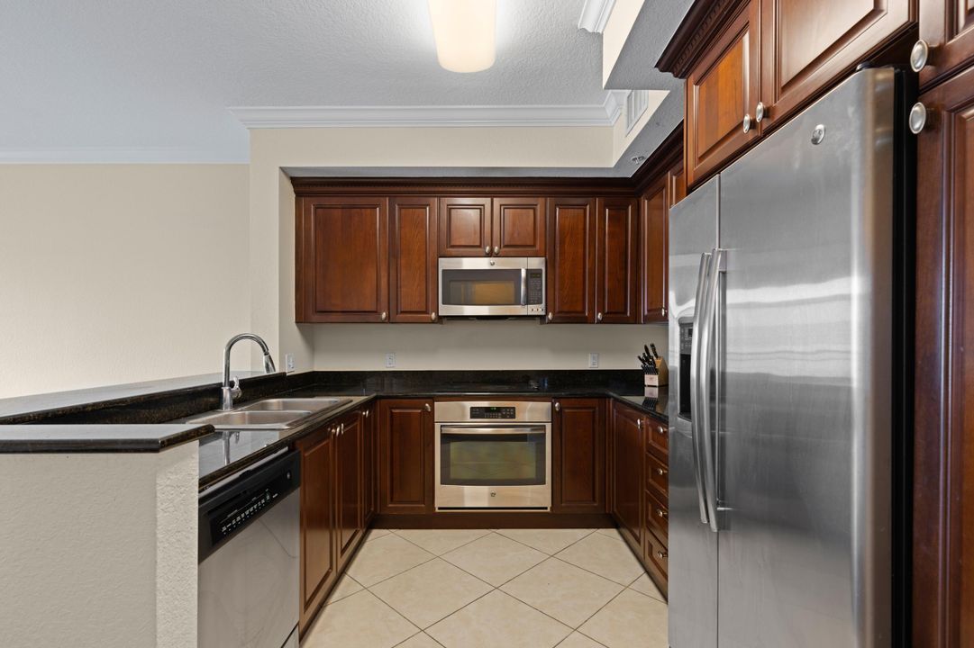 Active With Contract: $1,900 (1 beds, 1 baths, 817 Square Feet)