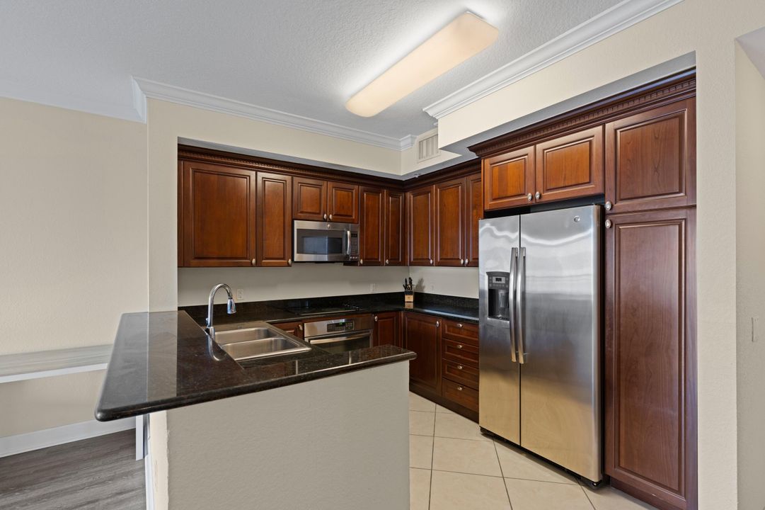 Active With Contract: $1,900 (1 beds, 1 baths, 817 Square Feet)