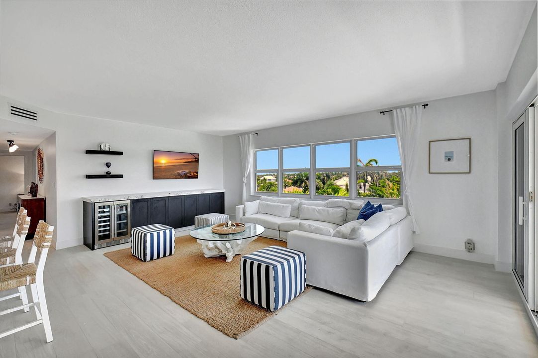 For Sale: $1,099,000 (2 beds, 2 baths, 1434 Square Feet)