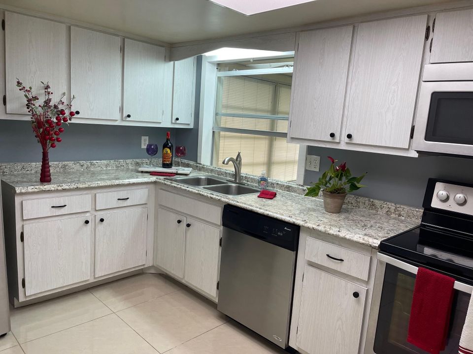 For Sale: $315,000 (2 beds, 2 baths, 1358 Square Feet)