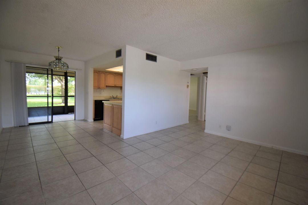 For Sale: $218,000 (2 beds, 2 baths, 883 Square Feet)