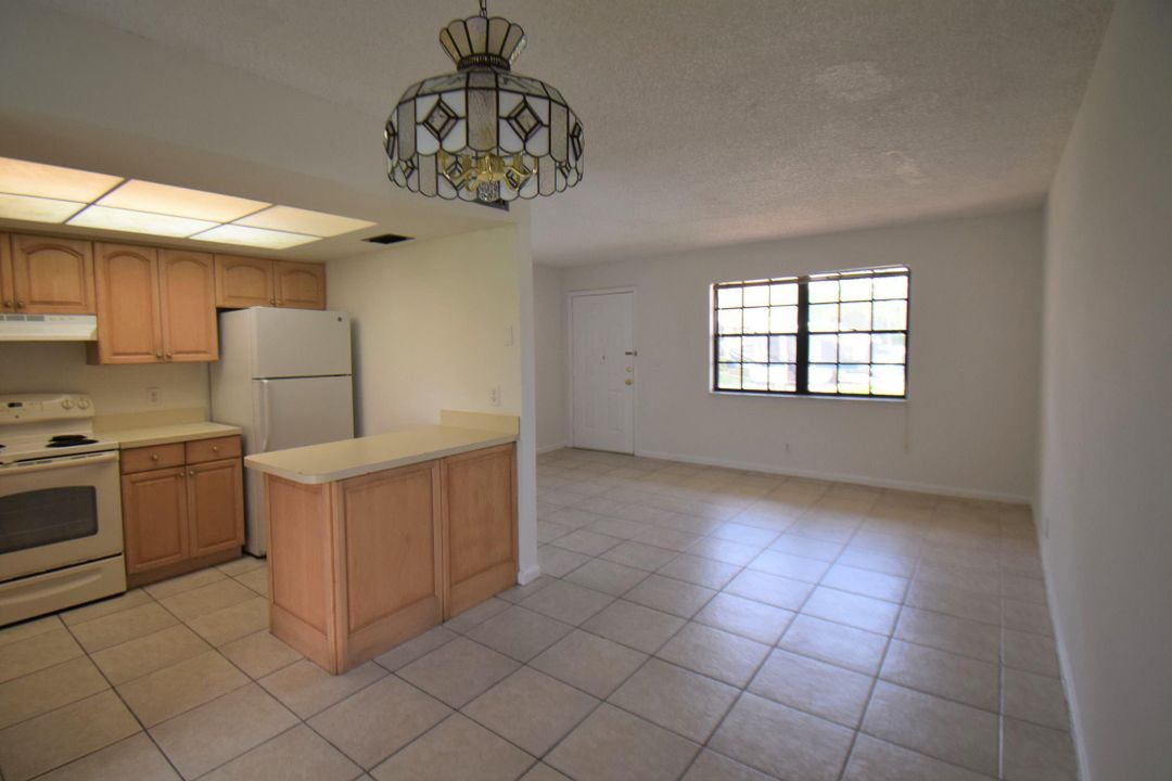 For Sale: $218,000 (2 beds, 2 baths, 883 Square Feet)