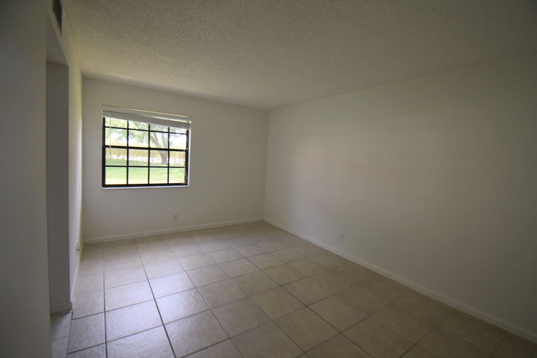 For Sale: $218,000 (2 beds, 2 baths, 883 Square Feet)