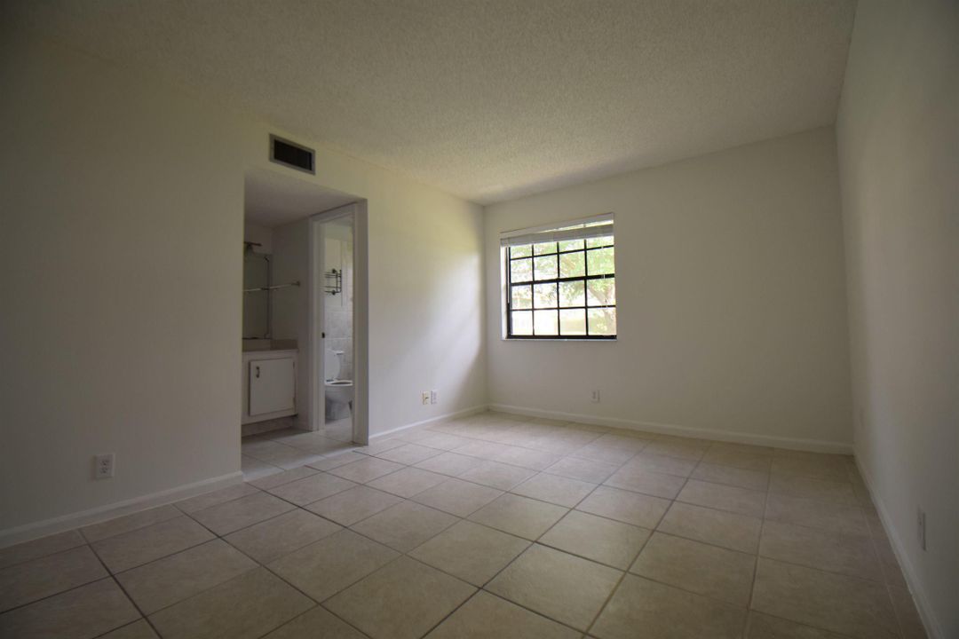 For Sale: $218,000 (2 beds, 2 baths, 883 Square Feet)