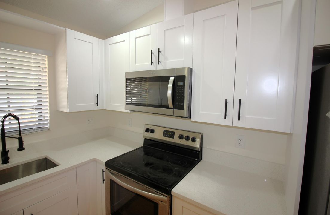 Active With Contract: $2,500 (2 beds, 2 baths, 935 Square Feet)