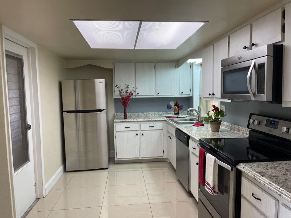 For Sale: $315,000 (2 beds, 2 baths, 1358 Square Feet)