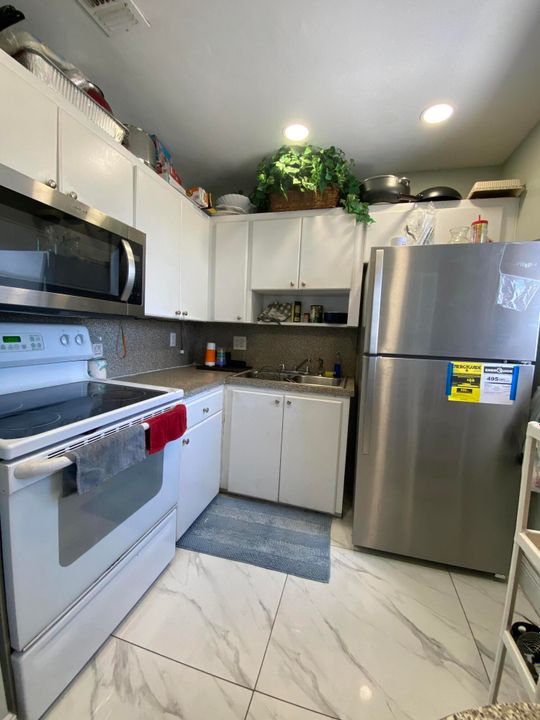 Active With Contract: $1,600 (1 beds, 1 baths, 660 Square Feet)